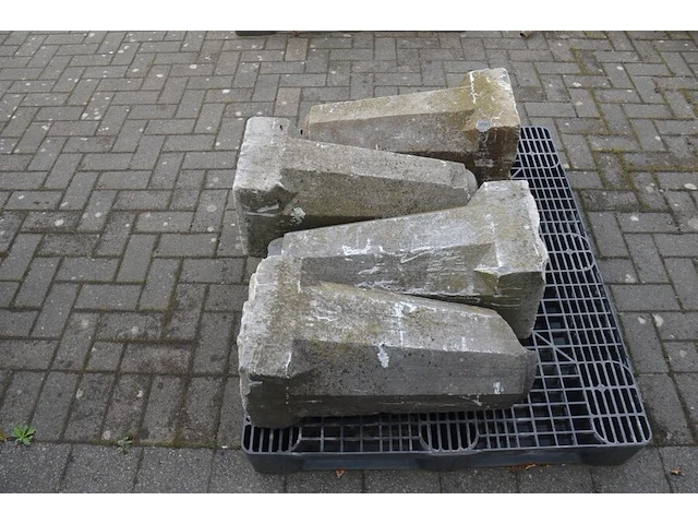 4 blauwe stenen palen ca. 80 cm (zonder pvc pallet) - afbeelding 5 van  5