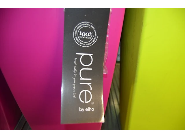 4 bloempot pure by elho 55cm hoog: 3x fuchsia + 1x groen - afbeelding 4 van  5