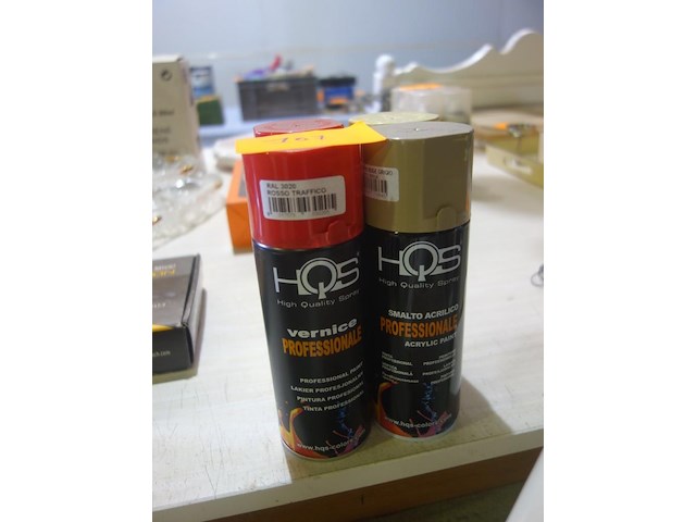 4 bussen verf in spuitbus (verschillende kleuren) - afbeelding 1 van  2