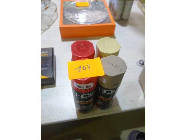 4 bussen verf in spuitbus (verschillende kleuren) - afbeelding 2 van  2