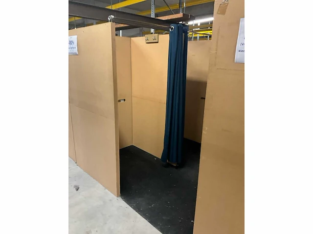 4-delige houten paskamerconstructie met 16 paskamers - afbeelding 2 van  16