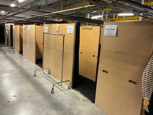 4-delige houten paskamerconstructie met 16 paskamers - afbeelding 1 van  16