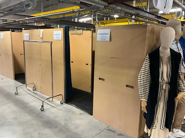 4-delige houten paskamerconstructie met 16 paskamers - afbeelding 9 van  16
