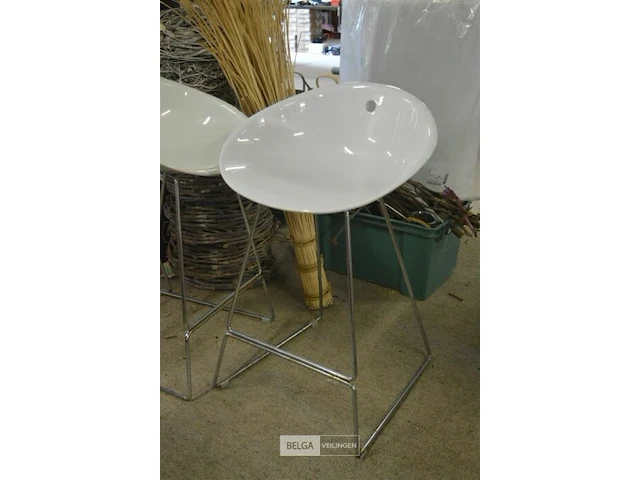 4 design krukken wit plastiek ijzer onderstel - afbeelding 1 van  3