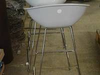 4 design krukken wit plastiek ijzer onderstel - afbeelding 2 van  3