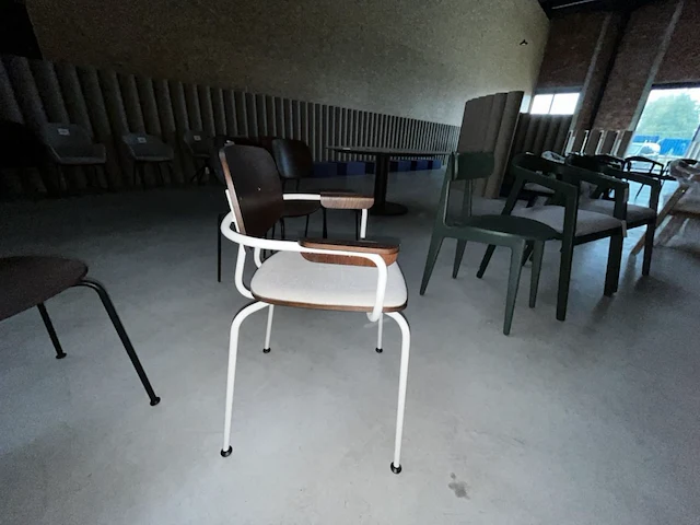 4 div houten stoelen - afbeelding 6 van  7