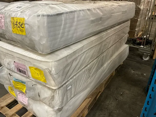 4 diverse 1-persoons matrassen afm plm 70 x 200cm - afbeelding 2 van  5