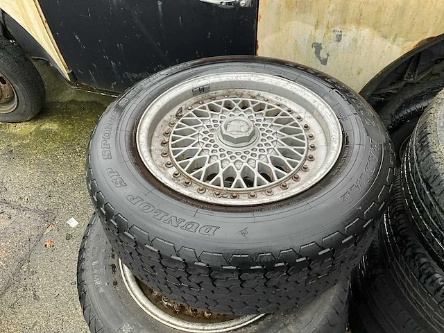 4 diverse autobanden met velg - afbeelding 1 van  8