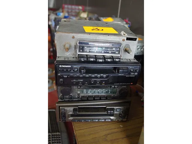 4 diverse autoradio's - afbeelding 1 van  1