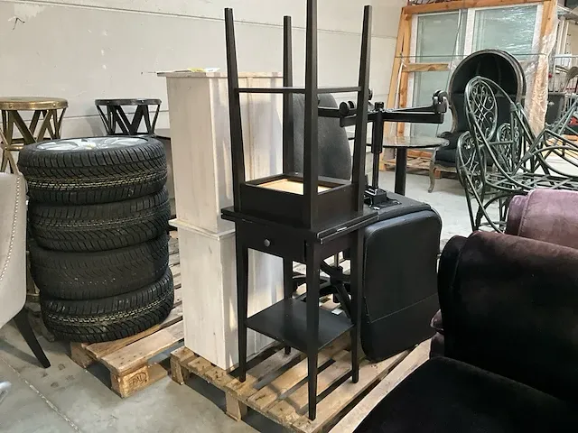 4 diverse bijzettafels, compleet met 2 bureaustoelen - afbeelding 1 van  5