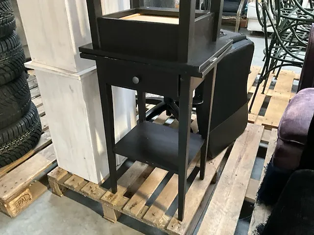 4 diverse bijzettafels, compleet met 2 bureaustoelen - afbeelding 2 van  5