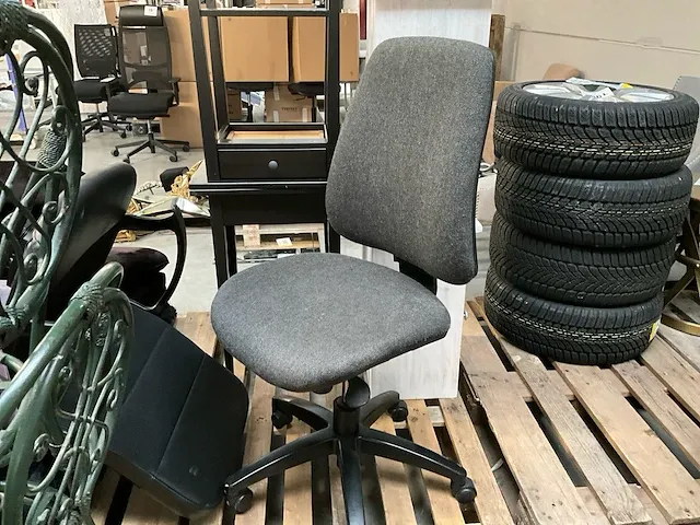 4 diverse bijzettafels, compleet met 2 bureaustoelen - afbeelding 4 van  5