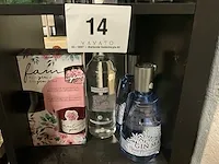 4 diverse flessen gin - afbeelding 1 van  1