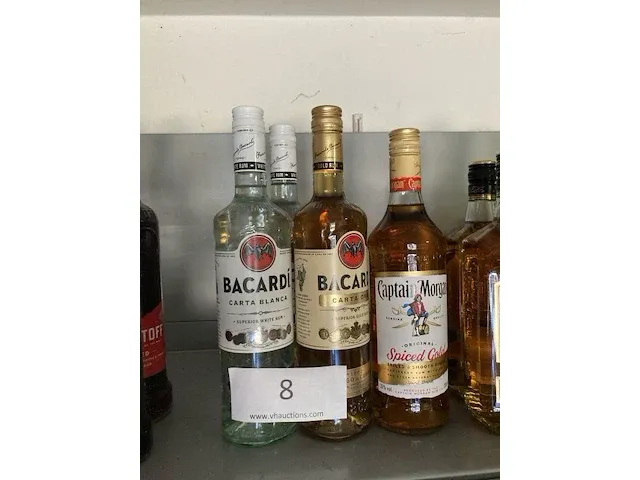 4 diverse flessen rum - afbeelding 1 van  2