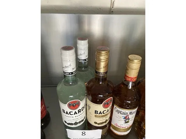 4 diverse flessen rum - afbeelding 2 van  2