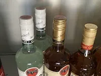 4 diverse flessen rum - afbeelding 2 van  2