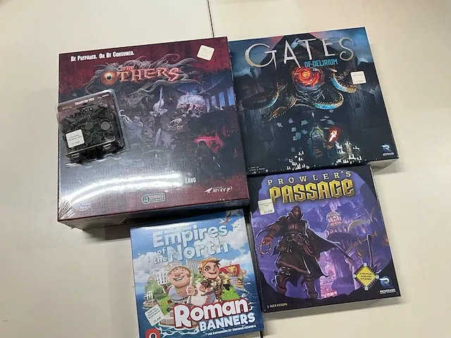 4 diverse gezelschapspellen guillotine games, renegade, imperial settlers - afbeelding 1 van  7