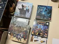 4 diverse gezelschapspellen trismegistus, red raven, renegade - afbeelding 1 van  8