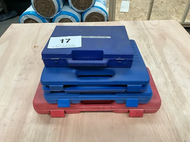 4 diverse handgereedschappen - afbeelding 1 van  8