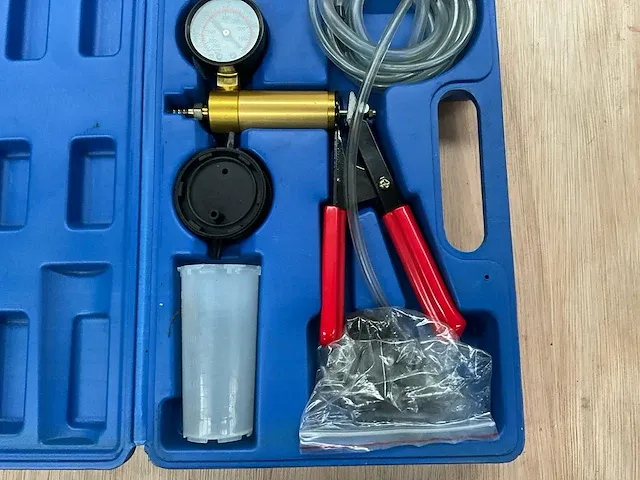 4 diverse handgereedschappen - afbeelding 7 van  8