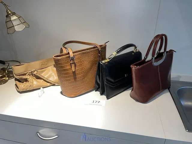 4 diverse handtassen - afbeelding 1 van  5