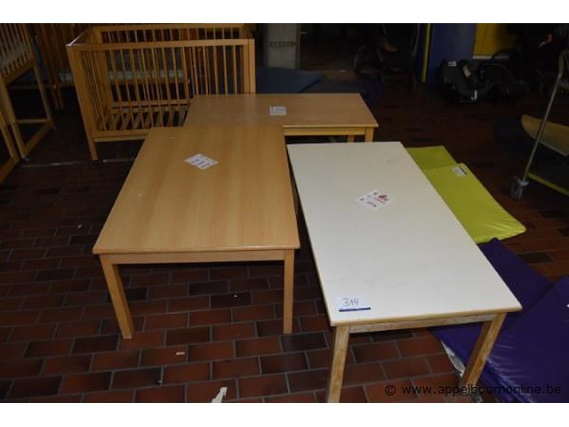 4 diverse houten tafels - afbeelding 1 van  1