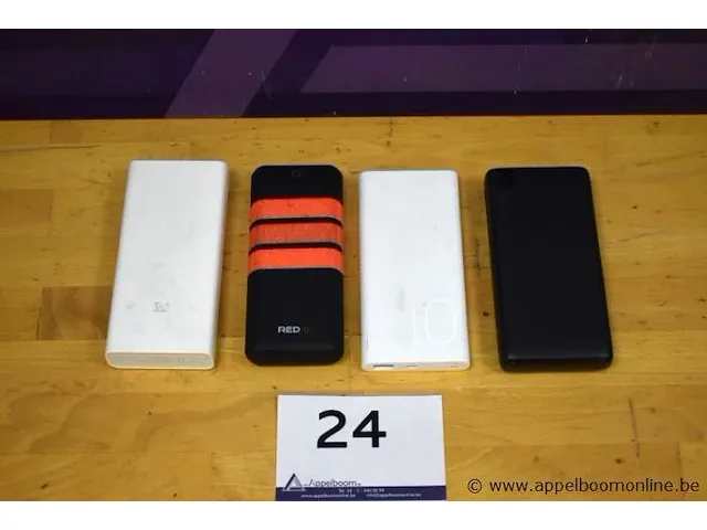 4 diverse powerbanks, werking niet gekend, zonder kabels - afbeelding 1 van  4