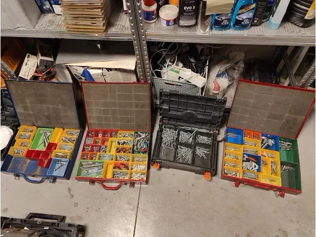 4 diverse sorteerkoffers inhoudende divers klein montagemateriaal - afbeelding 1 van  5