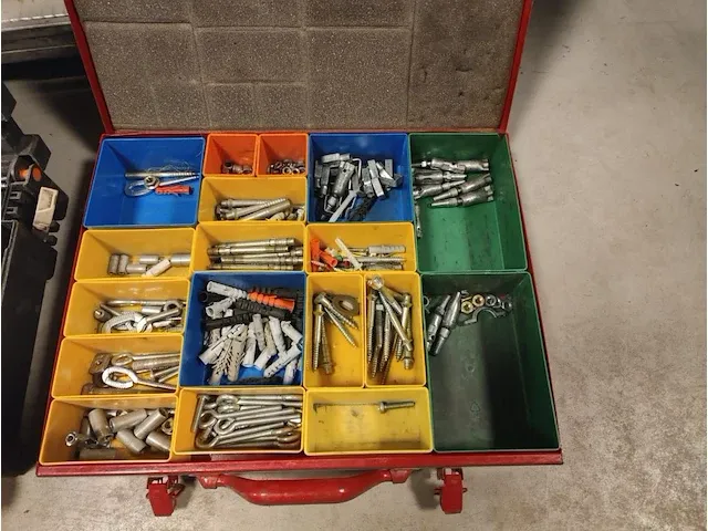 4 diverse sorteerkoffers inhoudende divers klein montagemateriaal - afbeelding 2 van  5