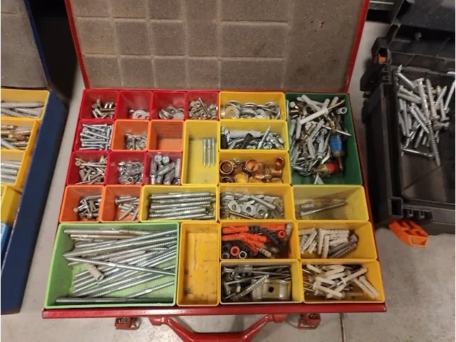 4 diverse sorteerkoffers inhoudende divers klein montagemateriaal - afbeelding 4 van  5