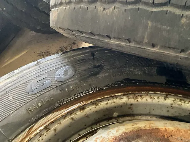 4 diverse vrachtwagenbanden kumho, pirelli, kormoran, goodyear - afbeelding 10 van  13