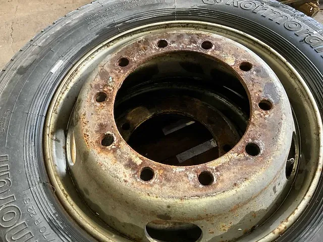 4 diverse vrachtwagenbanden kumho, pirelli, kormoran, goodyear - afbeelding 12 van  13