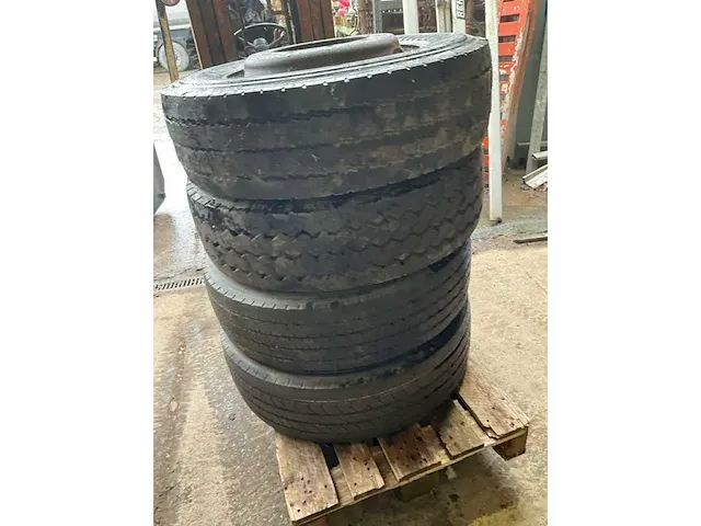 4 diverse vrachtwagenbanden kumho, pirelli, kormoran, goodyear - afbeelding 1 van  13