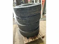 4 diverse vrachtwagenbanden kumho, pirelli, kormoran, goodyear - afbeelding 1 van  13
