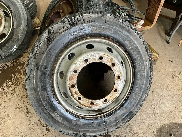 4 diverse vrachtwagenbanden kumho, pirelli, kormoran, goodyear - afbeelding 2 van  13