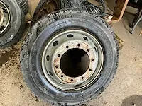 4 diverse vrachtwagenbanden kumho, pirelli, kormoran, goodyear - afbeelding 2 van  13