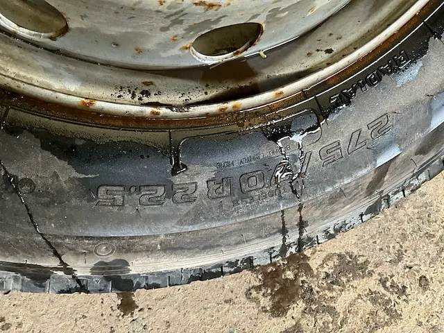 4 diverse vrachtwagenbanden kumho, pirelli, kormoran, goodyear - afbeelding 4 van  13