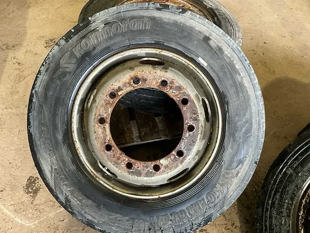 4 diverse vrachtwagenbanden kumho, pirelli, kormoran, goodyear - afbeelding 5 van  13