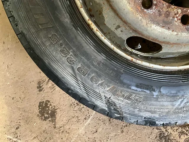 4 diverse vrachtwagenbanden kumho, pirelli, kormoran, goodyear - afbeelding 6 van  13