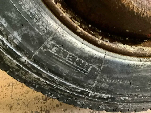 4 diverse vrachtwagenbanden kumho, pirelli, kormoran, goodyear - afbeelding 7 van  13
