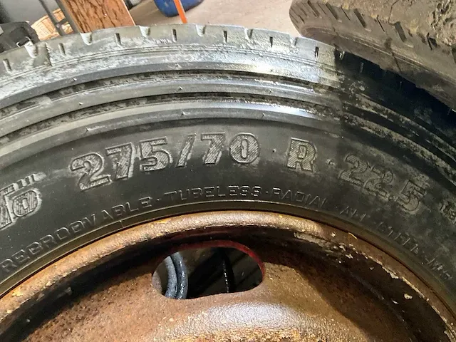 4 diverse vrachtwagenbanden kumho, pirelli, kormoran, goodyear - afbeelding 8 van  13