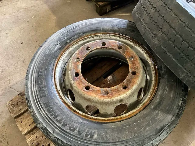 4 diverse vrachtwagenbanden kumho, pirelli, kormoran, goodyear - afbeelding 9 van  13