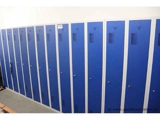 4 drievoudige en tweevoudige stalen garderobekasten - afbeelding 1 van  1
