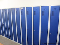 4 drievoudige en tweevoudige stalen garderobekasten - afbeelding 1 van  1