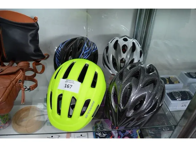 4 fietshelmen b-twin, bell, prowell, zonder merk - afbeelding 1 van  6