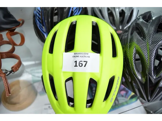 4 fietshelmen b-twin, bell, prowell, zonder merk - afbeelding 2 van  6