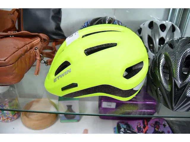 4 fietshelmen b-twin, bell, prowell, zonder merk - afbeelding 3 van  6