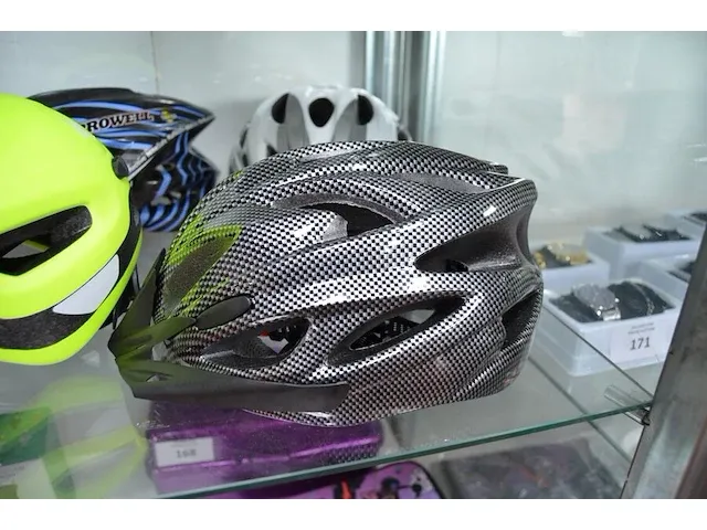 4 fietshelmen b-twin, bell, prowell, zonder merk - afbeelding 5 van  6