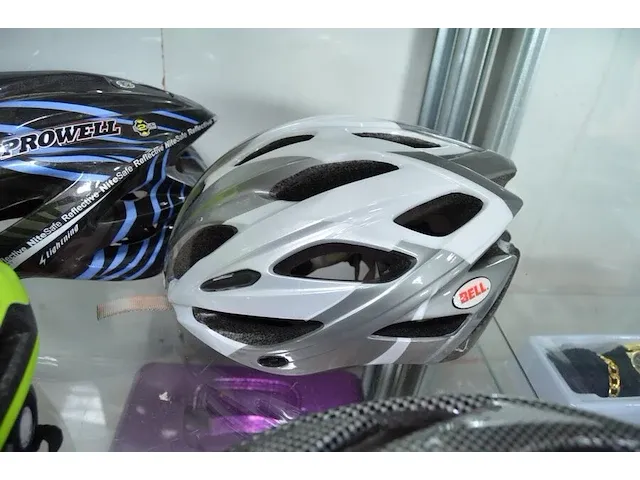 4 fietshelmen b-twin, bell, prowell, zonder merk - afbeelding 6 van  6