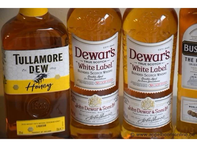 4 flessen à 70cl whiskey, 2x dewar's, bushmill en tullamore 40% - afbeelding 2 van  3